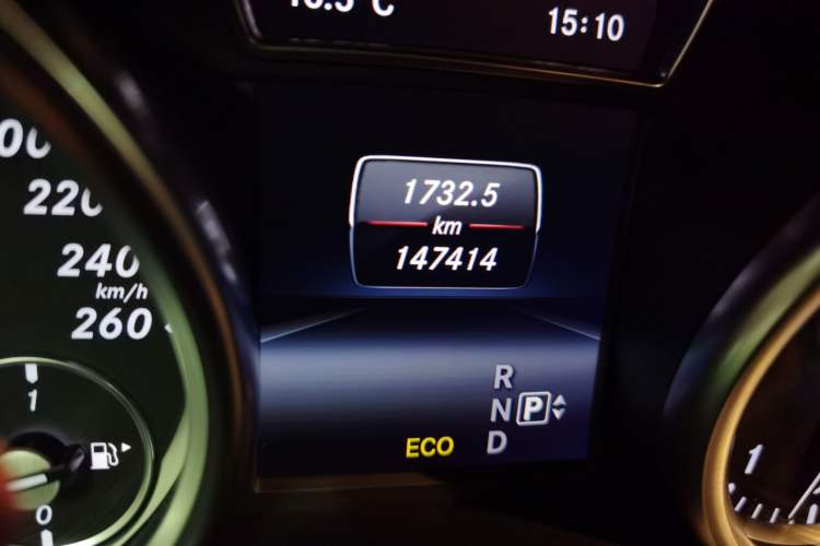 Used Mercedes-Benz M-Class 2014 ML 400 4MATIC Luxury Model Odometer Close Up