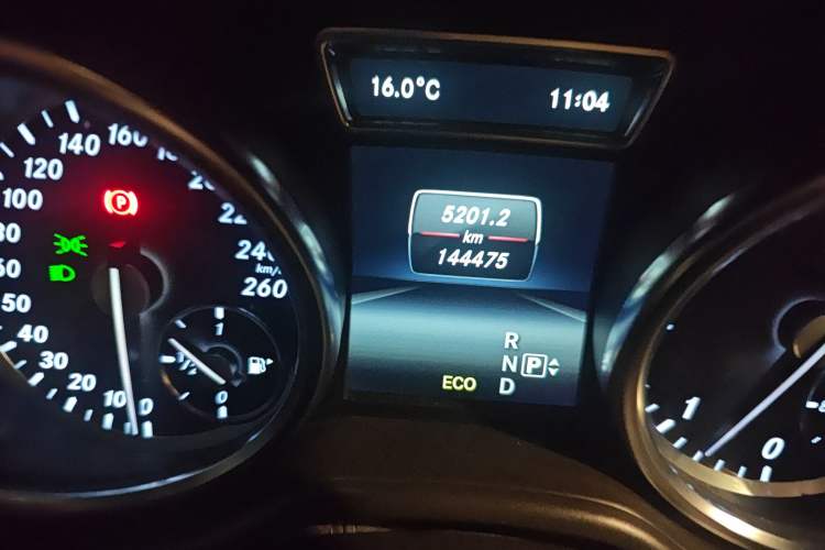 Used Mercedes-Benz M-Class 2014 ML 350 CDI 4MATIC Odometer Close Up
