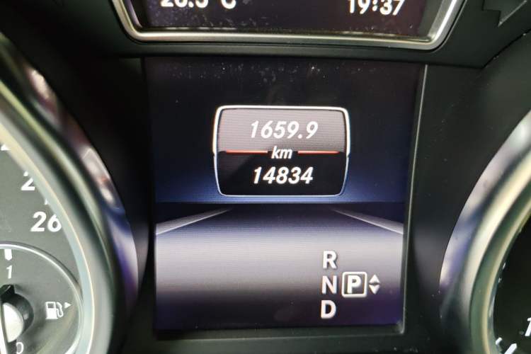 Used Mercedes-Benz M-Class 2014 ML 400 4MATIC Luxury Model Odometer Close Up