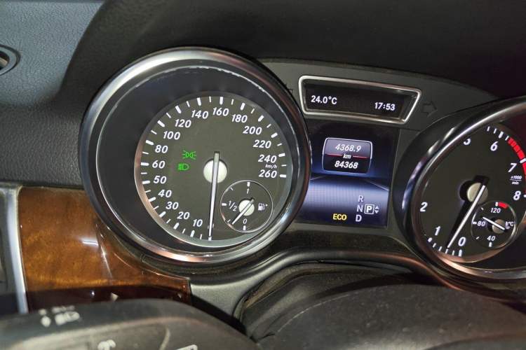 Used Mercedes-Benz M-Class 2014 ML 400 4MATIC Dynamic Model Odometer Close Up
