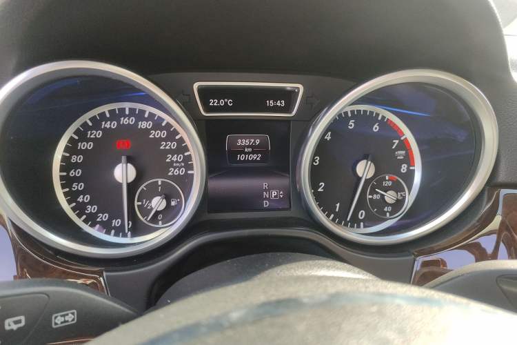 Used Mercedes-Benz M-Class 2014 ML 400 4MATIC Dynamic Model Odometer Close Up