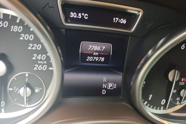 Used Mercedes-Benz M-Class 2014 ML 400 4MATIC Luxury Model Odometer Close Up