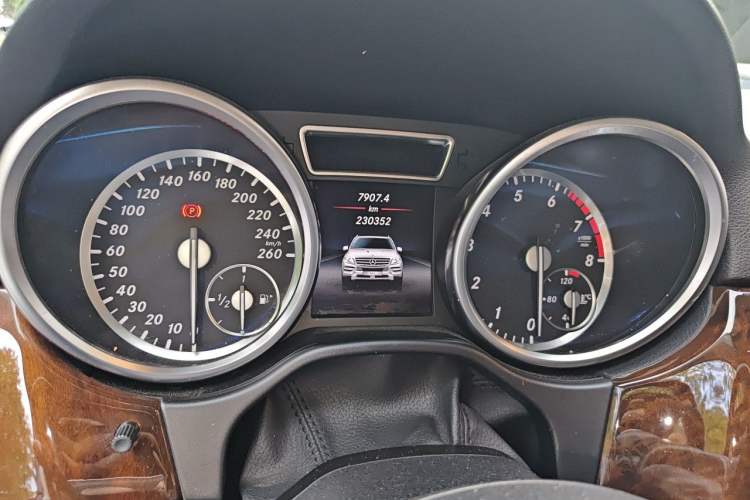 Used Mercedes-Benz M-Class 2014 ML 400 4MATIC Luxury Model Odometer Close Up