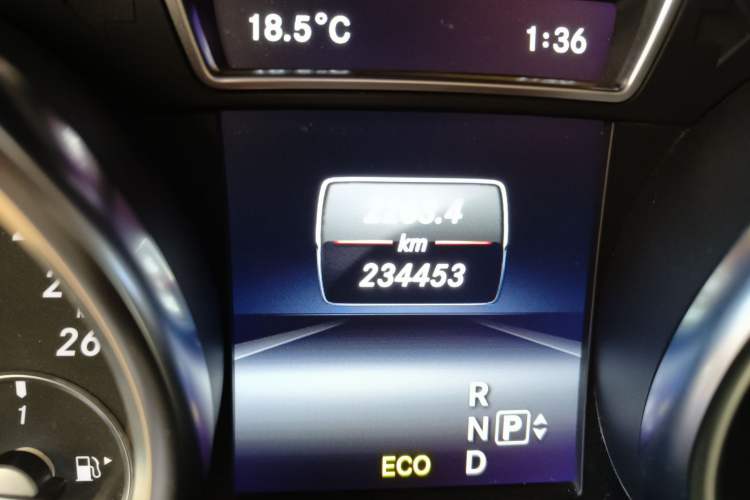 Used Mercedes-Benz M-Class 2014 ML 400 4MATIC Dynamic Model Odometer Close Up