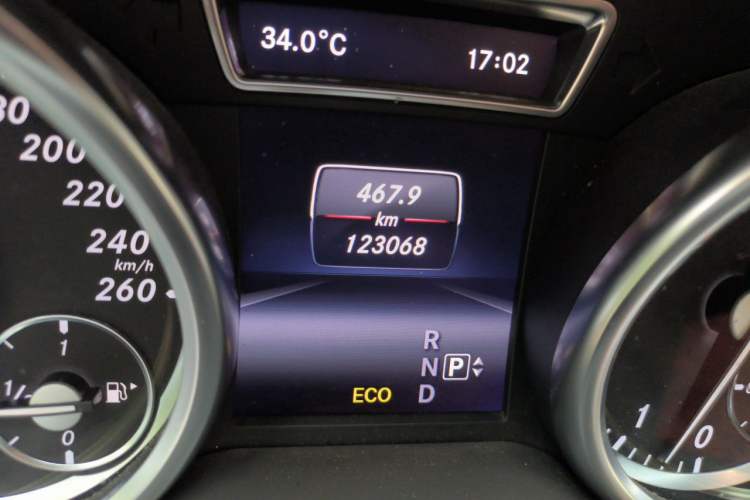 Used Mercedes-Benz M-Class 2014 ML 320 4MATIC Odometer Close Up