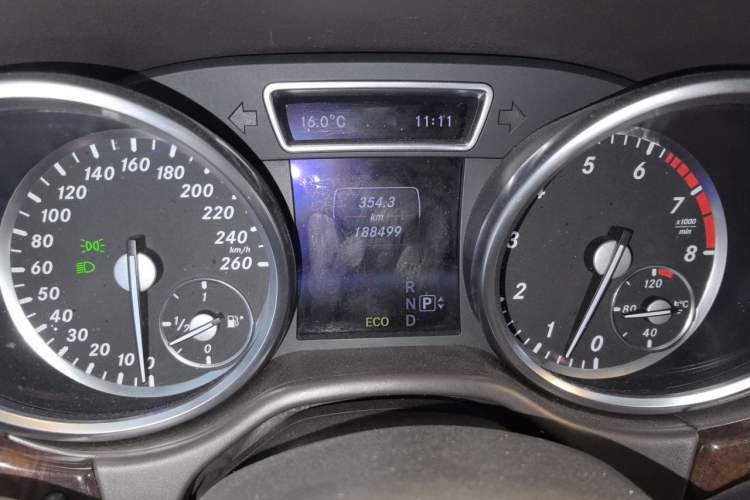Used Mercedes-Benz M-Class 2014 ML 400 4MATIC Dynamic Model Odometer Close Up