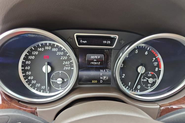 Used Mercedes-Benz M-Class 2014 ML 400 4MATIC Luxury Model Odometer Close Up