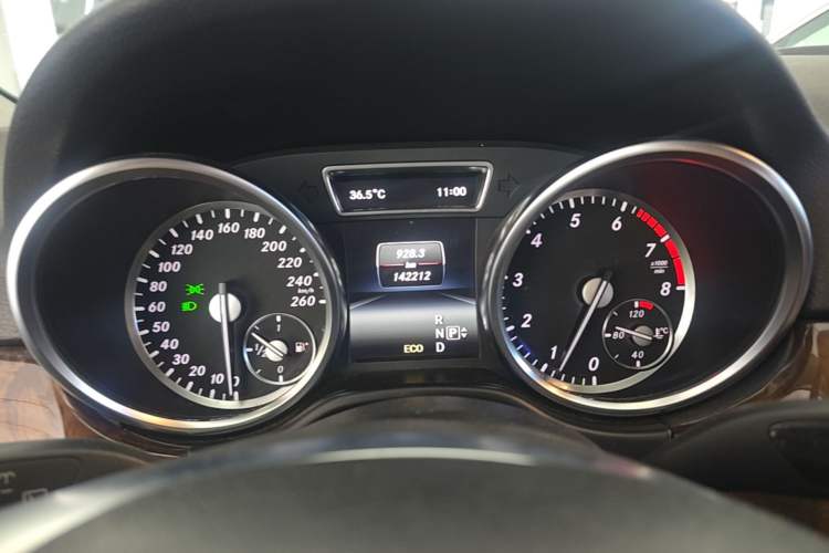 Used Mercedes-Benz M-Class 2014 ML 400 4MATIC Dynamic Model Odometer Close Up