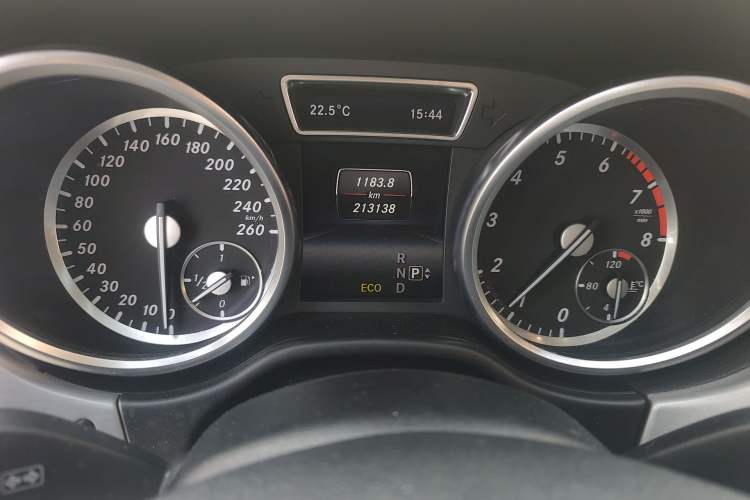 Used Mercedes-Benz M-Class 2014 ML 320 4MATIC Odometer Close Up