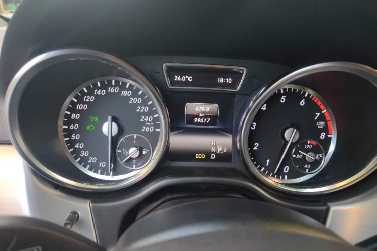 Used Mercedes-Benz M-Class 2014 ML 320 4MATIC Odometer Close Up