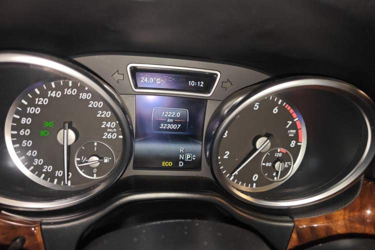 Used Mercedes-Benz M-Class 2014 ML 400 4MATIC Luxury Model Odometer Close Up