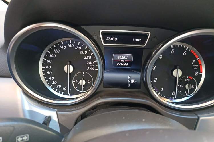 Used Mercedes-Benz M-Class 2014 ML 320 4MATIC Odometer Close Up