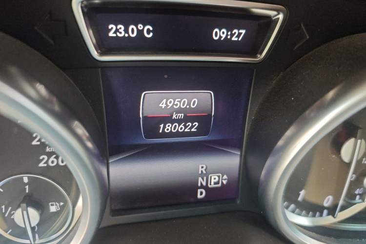 Used Mercedes-Benz M-Class 2014 ML 320 4MATIC Odometer Close Up
