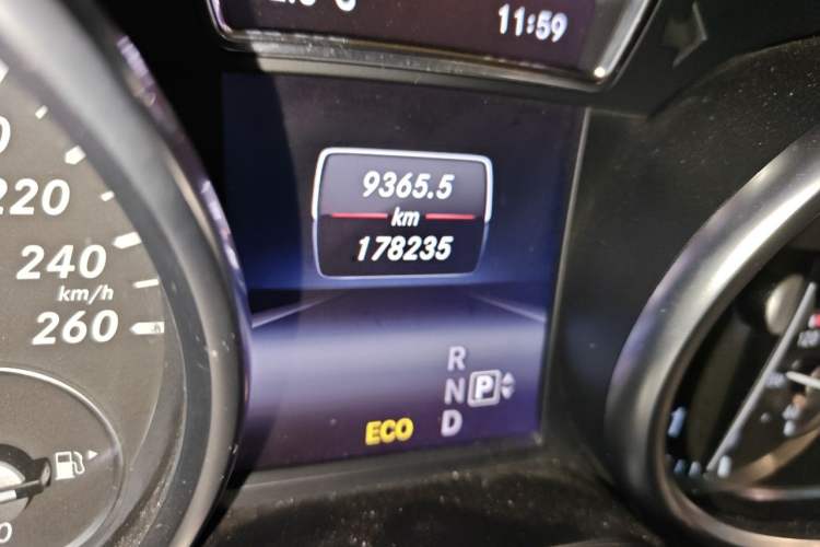 Used Mercedes-Benz M-Class 2014 ML 400 4MATIC Dynamic Model Odometer Close Up