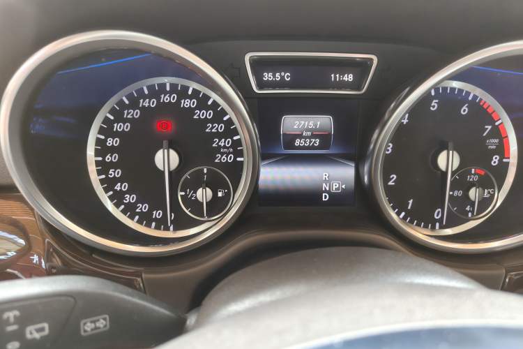Used Mercedes-Benz M-Class 2014 ML 400 4MATIC Dynamic Model Odometer Close Up