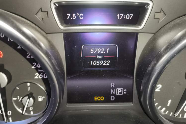 Used Mercedes-Benz M-Class 2014 ML 400 4MATIC Luxury Model Odometer Close Up