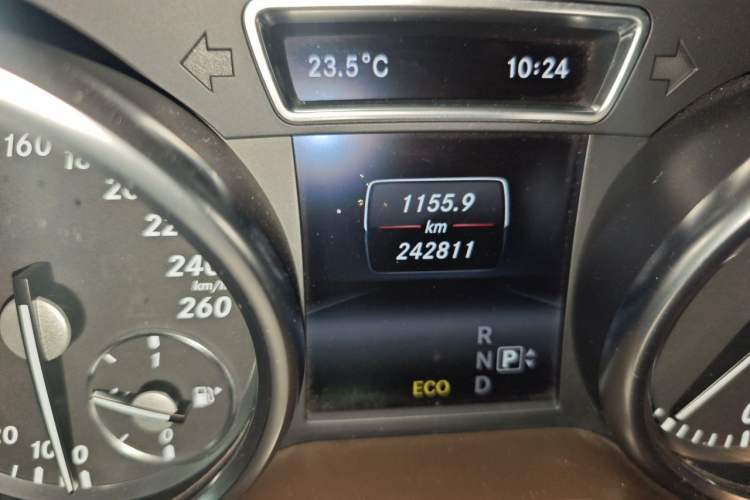 Used Mercedes-Benz M-Class 2014 ML 400 4MATIC Dynamic Model Odometer Close Up