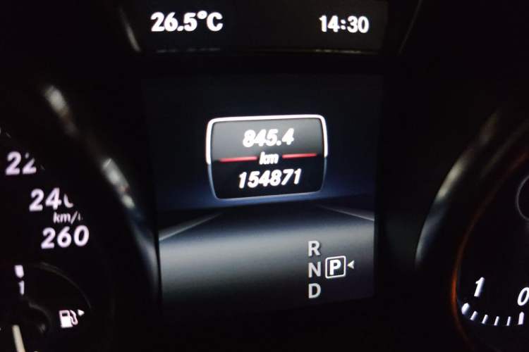 Used Mercedes-Benz M-Class 2014 ML 400 4MATIC Dynamic Model Odometer Close Up