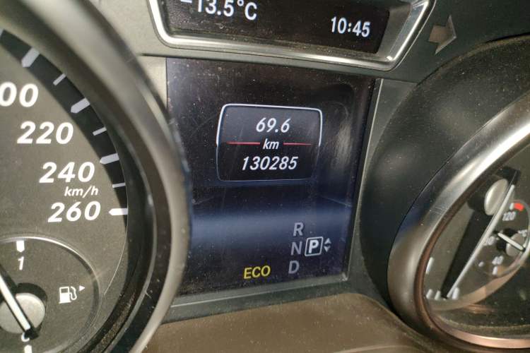 Used Mercedes-Benz M-Class 2014 ML 320 4MATIC Odometer Close Up