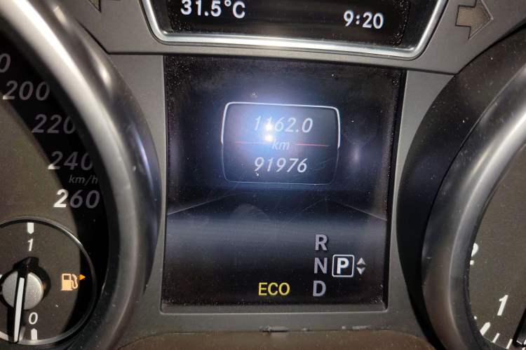 Used Mercedes-Benz M-Class 2014 ML 400 4MATIC Dynamic Model Odometer Close Up