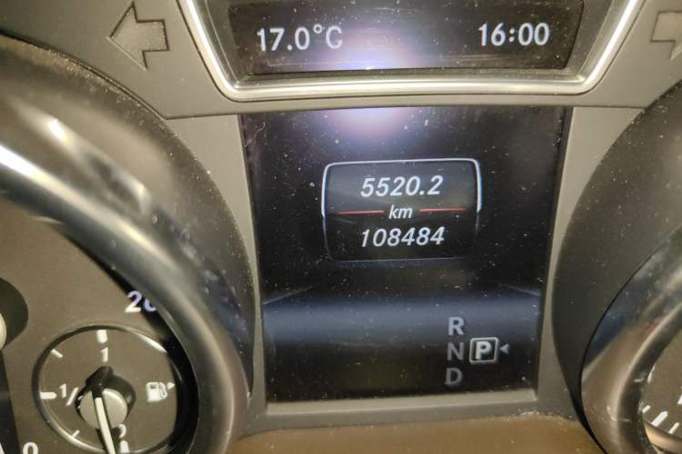 Used Mercedes-Benz M-Class 2014 ML 400 4MATIC Dynamic Model Odometer Close Up
