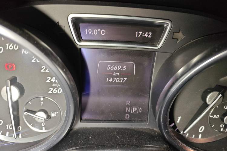 Used Mercedes-Benz M-Class 2014 ML 350 CDI 4MATIC Odometer Close Up
