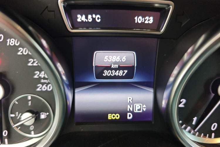 Used Mercedes-Benz M-Class 2014 ML 320 4MATIC Odometer Close Up