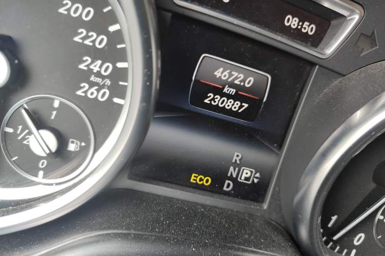 Used Mercedes-Benz M-Class 2014 ML 320 4MATIC Odometer Close Up