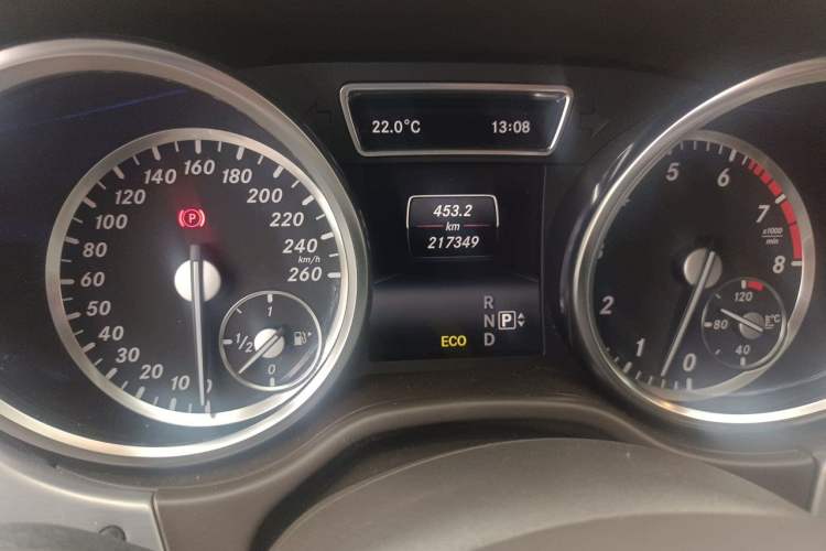 Used Mercedes-Benz M-Class 2014 ML 320 4MATIC Odometer Close Up