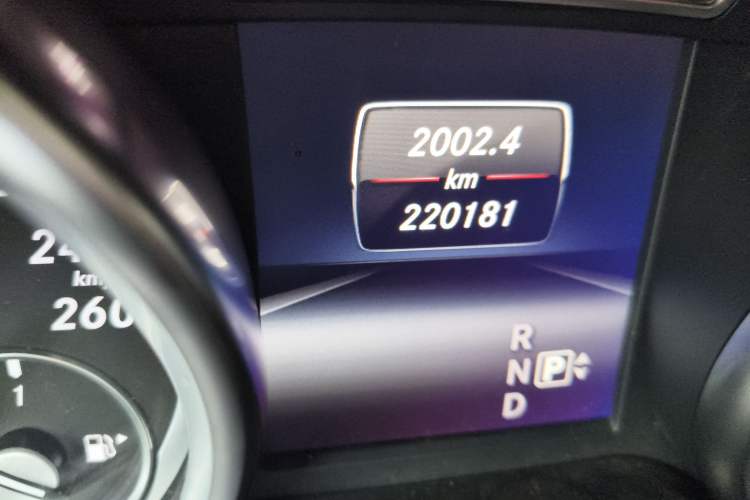 Used Mercedes-Benz M-Class 2014 ML 400 4MATIC Luxury Model Odometer Close Up