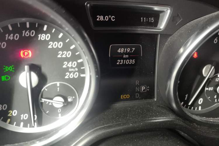 Used Mercedes-Benz M-Class 2014 ML 320 4MATIC Odometer Close Up