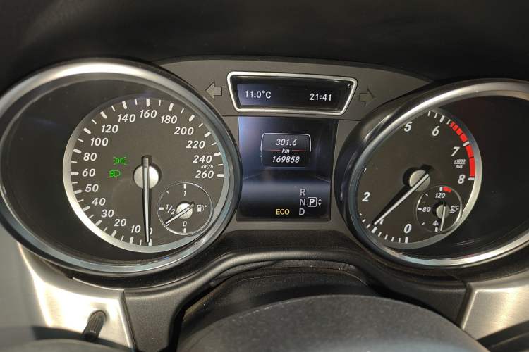 Used Mercedes-Benz M-Class 2014 ML 320 4MATIC Odometer Close Up