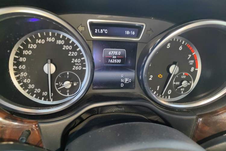 Used Mercedes-Benz M-Class 2014 ML 400 4MATIC Dynamic Model Odometer Close Up