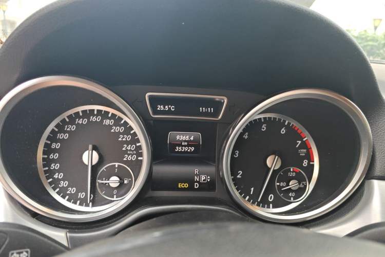 Used Mercedes-Benz M-Class 2014 ML 320 4MATIC Odometer Close Up
