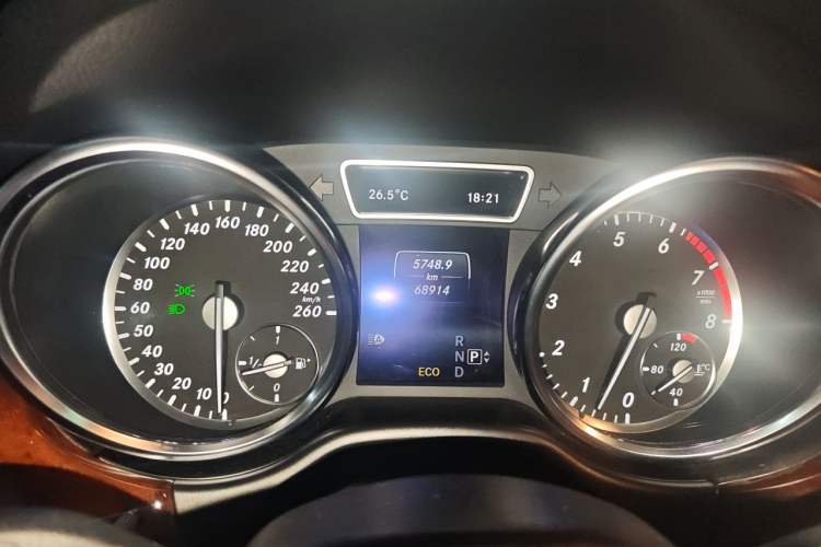 Used Mercedes-Benz M-Class 2014 ML 400 4MATIC Luxury Model Odometer Close Up