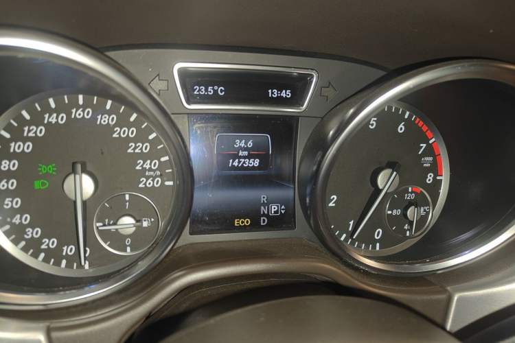 Used Mercedes-Benz M-Class 2014 ML 320 4MATIC Odometer Close Up