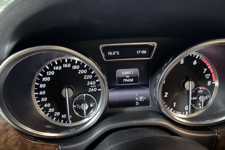 Used Mercedes-Benz M-Class 2014 ML 400 4MATIC Dynamic Model Odometer Close Up