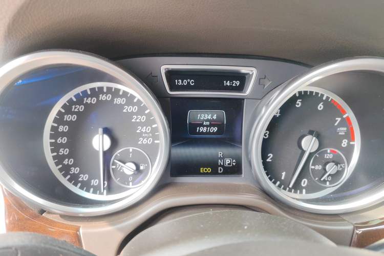 Used Mercedes-Benz M-Class 2014 ML 400 4MATIC Dynamic Model Odometer Close Up
