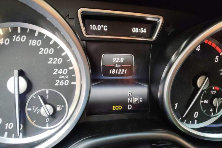 Used Mercedes-Benz M-Class 2014 ML 350 CDI 4MATIC Odometer Close Up