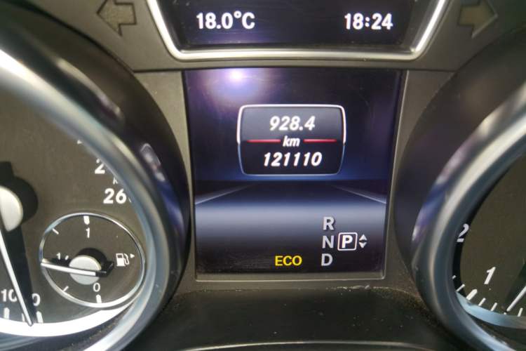 Used Mercedes-Benz M-Class 2014 ML 400 4MATIC Luxury Model Odometer Close Up