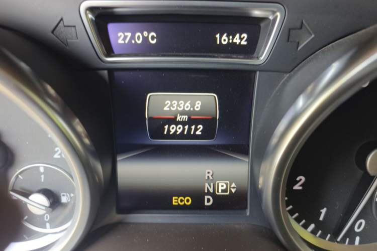 Used Mercedes-Benz M-Class 2014 ML 400 4MATIC Dynamic Model Odometer Close Up