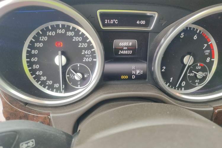 Used Mercedes-Benz M-Class 2014 ML 400 4MATIC Dynamic Model Odometer Close Up