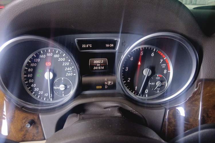 Used Mercedes-Benz M-Class 2014 ML 400 4MATIC Dynamic Model Odometer Close Up