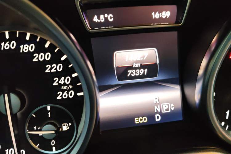 Used Mercedes-Benz M-Class 2014 ML 400 4MATIC Dynamic Model Odometer Close Up