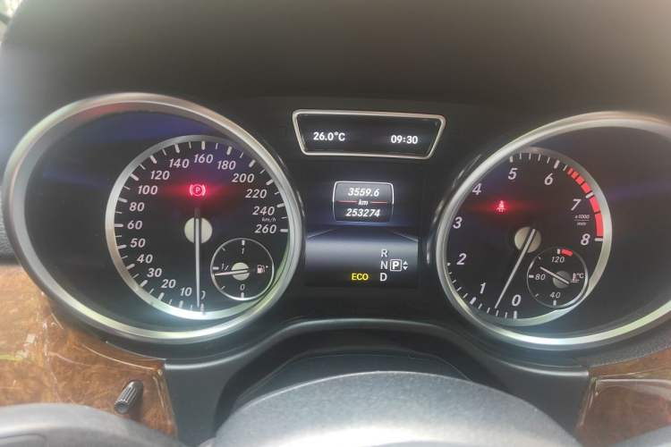 Used Mercedes-Benz M-Class 2014 ML 400 4MATIC Luxury Model Odometer Close Up