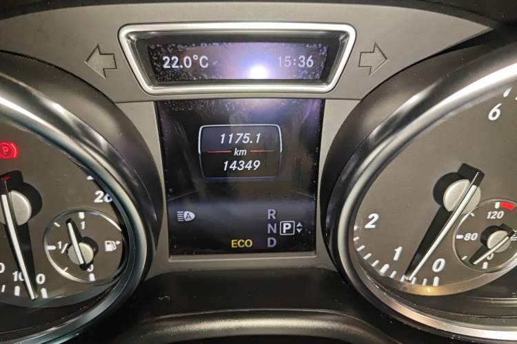 Used Mercedes-Benz M-Class 2014 ML 400 4MATIC Luxury Model Odometer Close Up