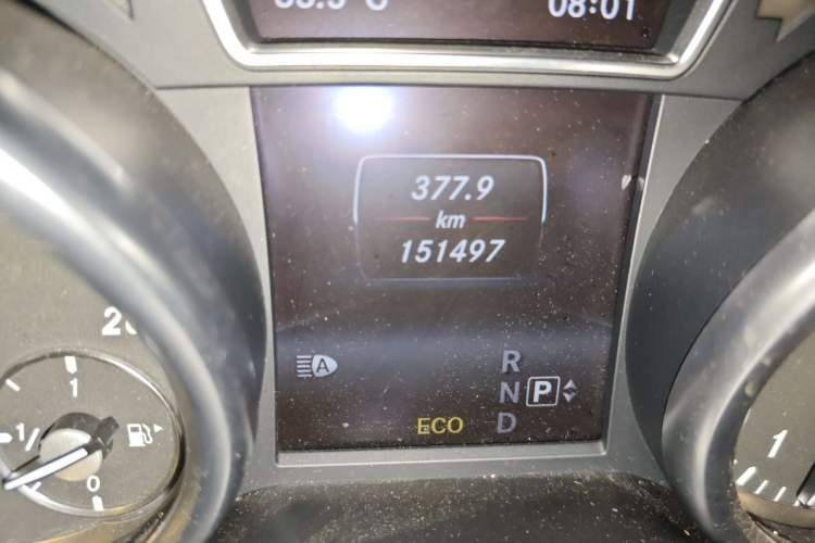 Used Mercedes-Benz M-Class 2014 ML 320 4MATIC Odometer Close Up