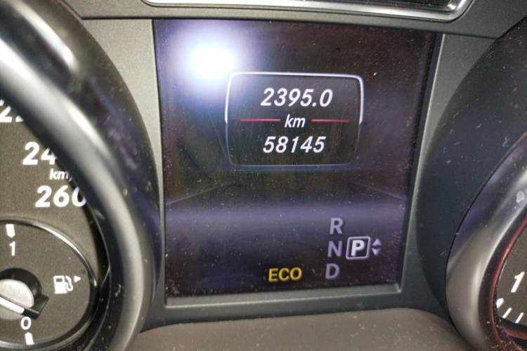 Used Mercedes-Benz M-Class 2014 ML 320 4MATIC Odometer Close Up