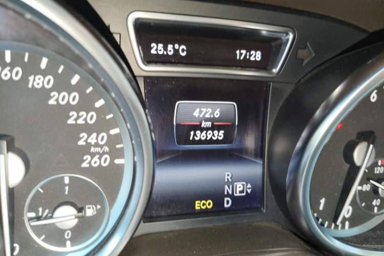 Used Mercedes-Benz M-Class 2014 ML 320 4MATIC Odometer Close Up