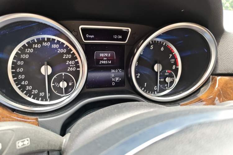 Used Mercedes-Benz M-Class 2014 ML 400 4MATIC Luxury Model Odometer Close Up